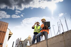 2 hommes sur chantier regardant à l'horizon