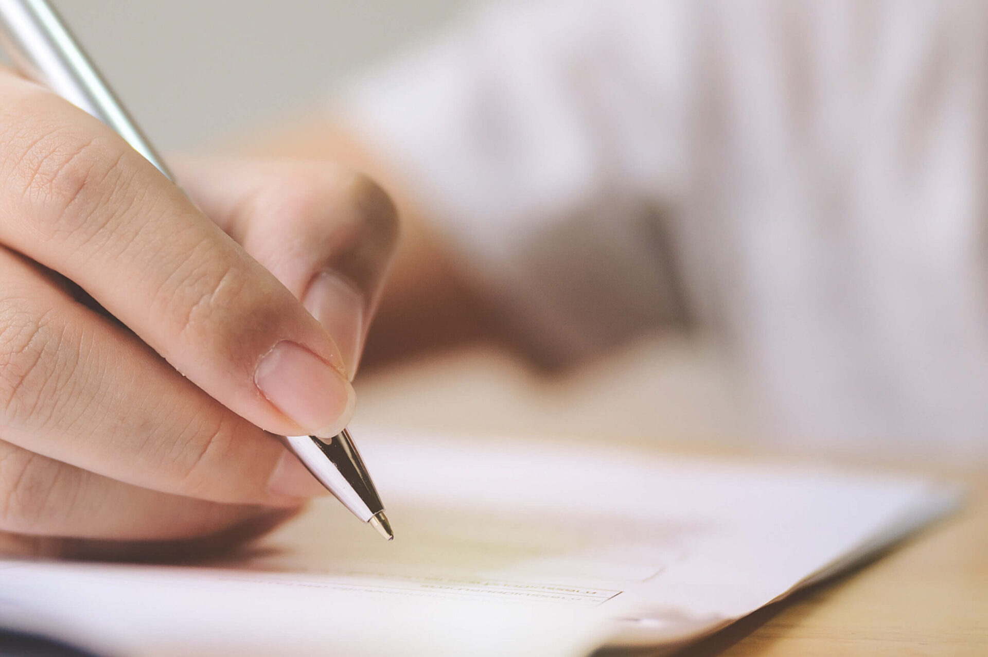 Blog - 4 homme remplissant un document