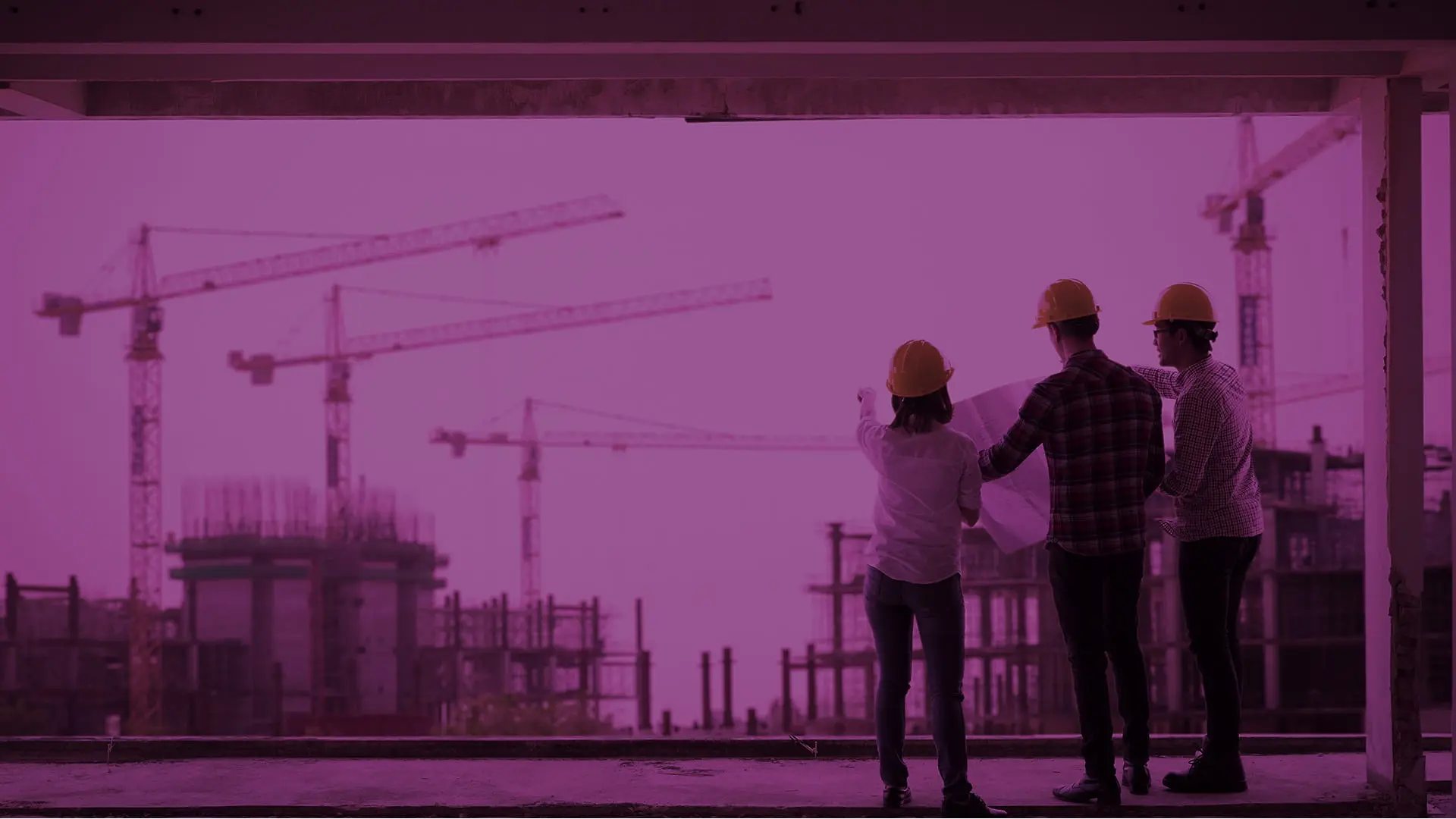 chefs de chantiers planifiant des travaux importants